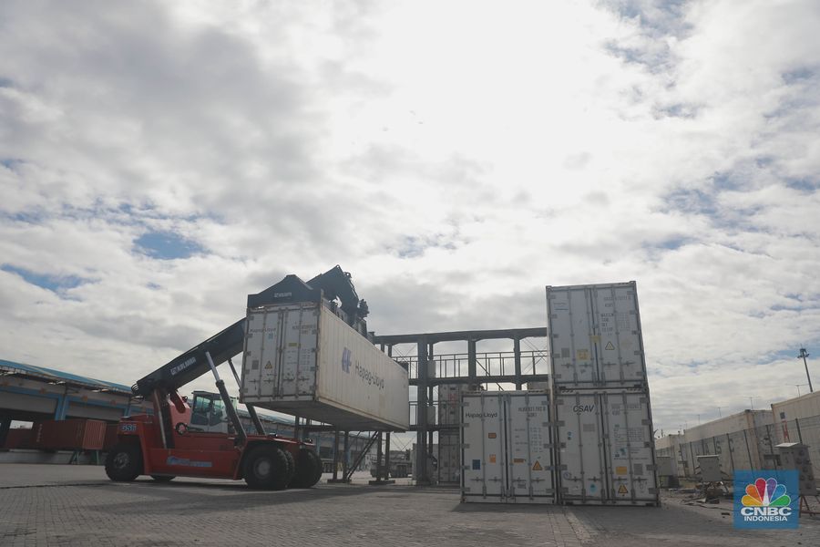 Sejumlah alat berat menggangkat kontainer berisi daging kerbau beku asal India di New Priok Container Terminal One (NPCTI), Jakarta Utara, Selasa, 12/4. (CNBC Indonesia/Muhammad Sabki)