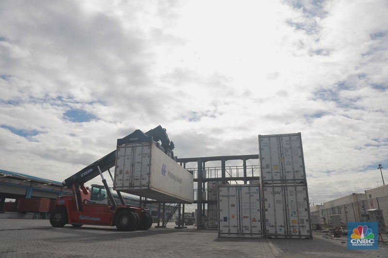 Sejumlah alat berat menggangkat kontainer berisi daging kerbau beku asal India di New Priok Container Terminal One (NPCTI), Jakarta Utara, Selasa, 12/4. (CNBC Indonesia/Muhammad Sabki)