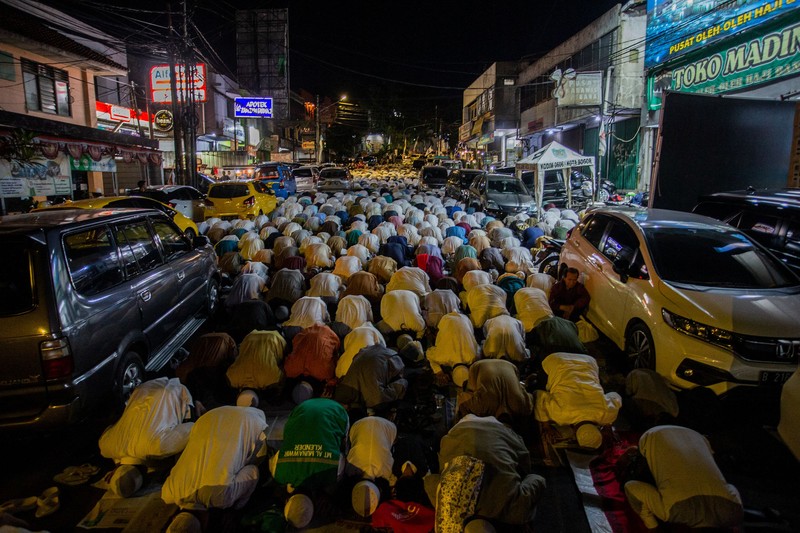 RELIGION-RAMADAN/SAUDI General view of muslims performing evening prayers at the Grand Mosque during the holy month of Ramadan, in the holy city of Mecca, Saudi Arabia, April 11, 2023. Saudi Press Agency/Handout via REUTERS ATTENTION EDITORS - THIS PICTURE WAS PROVIDED BY A THIRD PARTY