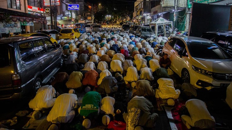 General view of muslims performing evening prayers at the Grand Mosque during the holy month of Ramadan, in the holy city of Mecca, Saudi Arabia, April 11, 2023. Saudi Press Agency/Handout via REUTERS ATTENTION EDITORS - THIS PICTURE WAS PROVIDED BY A THIRD PARTY