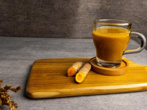 Kapan Waktu Terbaik Minum Air Kunyit? Begini Penjelasannya