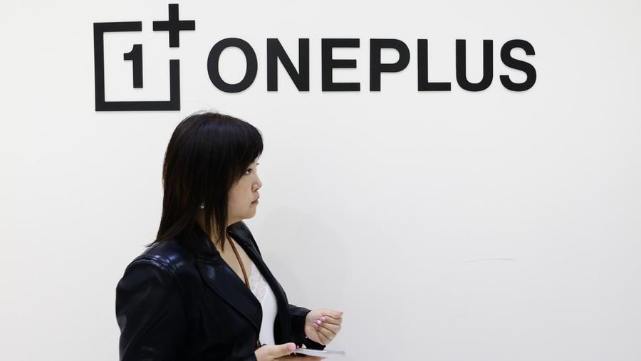 Logo OnePlus Technology Co., produsen elektronik konsumen dan anak perusahaan OPPO, ditampilkan di stan mereka selama Mobile World Congress 2023 pada 2 Maret 2023, di Barcelona, Spanyol. (Joan Cros/NurPhoto via Getty Images)