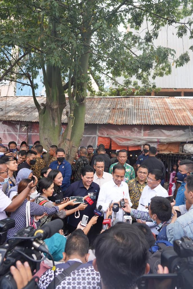 Menteri Badan Usaha Milik Negara (BUMN) Erick Thohir mendampingi Presiden Joko Widodo (Jokowi) kunjungi Pasar Tugu Palsigunung, Kecamatan Cimanggis, Kota Depok, Provinsi Jawa Barat dan Pasar Minggu, Jakarta Selatan untuk meninjau kesiapan dalam menyambut lebaran 2023. Menteri Badan Usaha Milik Negara (BUMN) Erick Thohir mendampingi Presiden Joko Widodo (Jokowi) kunjungi Pasar Tugu Palsigunung, Kecamatan Cimanggis, Kota Depok, Provinsi Jawa Barat dan Pasar Minggu, Jakarta Selatan untuk meninjau kesiapan dalam menyambut lebaran 2023. (Dok. Istimewa)