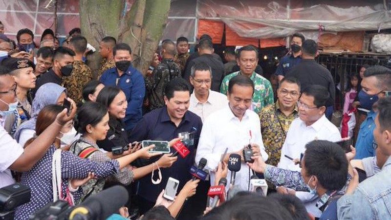 Menteri Badan Usaha Milik Negara (BUMN) Erick Thohir mendampingi Presiden Joko Widodo (Jokowi) kunjungi Pasar Tugu Palsigunung, Kecamatan Cimanggis, Kota Depok, Provinsi Jawa Barat dan Pasar Minggu, Jakarta Selatan untuk meninjau kesiapan dalam menyambut lebaran 2023. (Dok. Istimewa)