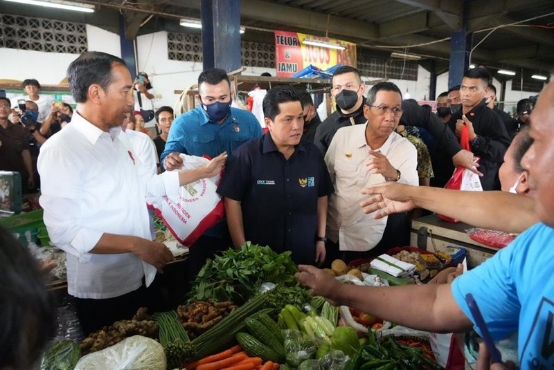 Menteri Badan Usaha Milik Negara (BUMN) Erick Thohir mendampingi Presiden Joko Widodo (Jokowi) kunjungi Pasar Tugu Palsigunung, Kecamatan Cimanggis, Kota Depok, Provinsi Jawa Barat dan Pasar Minggu, Jakarta Selatan untuk meninjau kesiapan dalam menyambut lebaran 2023. Menteri Badan Usaha Milik Negara (BUMN) Erick Thohir mendampingi Presiden Joko Widodo (Jokowi) kunjungi Pasar Tugu Palsigunung, Kecamatan Cimanggis, Kota Depok, Provinsi Jawa Barat dan Pasar Minggu, Jakarta Selatan untuk meninjau kesiapan dalam menyambut lebaran 2023. (Dok. Istimewa)