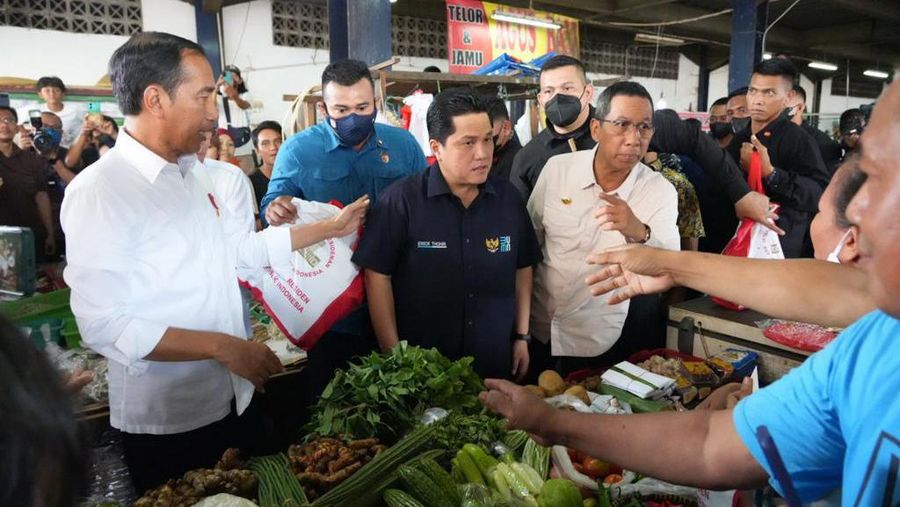Menteri Badan Usaha Milik Negara (BUMN) Erick Thohir mendampingi Presiden Joko Widodo (Jokowi) kunjungi Pasar Tugu Palsigunung, Kecamatan Cimanggis, Kota Depok, Provinsi Jawa Barat dan Pasar Minggu, Jakarta Selatan untuk meninjau kesiapan dalam menyambut lebaran 2023. (Dok. Istimewa)