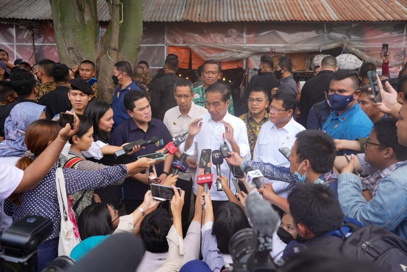 Menteri Badan Usaha Milik Negara (BUMN) Erick Thohir mendampingi Presiden Joko Widodo (Jokowi) kunjungi Pasar Tugu Palsigunung, Kecamatan Cimanggis, Kota Depok, Provinsi Jawa Barat dan Pasar Minggu, Jakarta Selatan untuk meninjau kesiapan dalam menyambut lebaran 2023. Menteri Badan Usaha Milik Negara (BUMN) Erick Thohir mendampingi Presiden Joko Widodo (Jokowi) kunjungi Pasar Tugu Palsigunung, Kecamatan Cimanggis, Kota Depok, Provinsi Jawa Barat dan Pasar Minggu, Jakarta Selatan untuk meninjau kesiapan dalam menyambut lebaran 2023. (Dok. Istimewa)