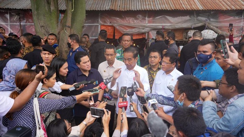 Menteri Badan Usaha Milik Negara (BUMN) Erick Thohir mendampingi Presiden Joko Widodo (Jokowi) kunjungi Pasar Tugu Palsigunung, Kecamatan Cimanggis, Kota Depok, Provinsi Jawa Barat dan Pasar Minggu, Jakarta Selatan untuk meninjau kesiapan dalam menyambut lebaran 2023. (Dok. Istimewa)