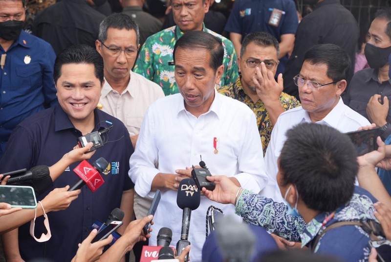 Menteri Badan Usaha Milik Negara (BUMN) Erick Thohir mendampingi Presiden Joko Widodo (Jokowi) kunjungi Pasar Tugu Palsigunung, Kecamatan Cimanggis, Kota Depok, Provinsi Jawa Barat dan Pasar Minggu, Jakarta Selatan untuk meninjau kesiapan dalam menyambut lebaran 2023. (Dok. Istimewa)