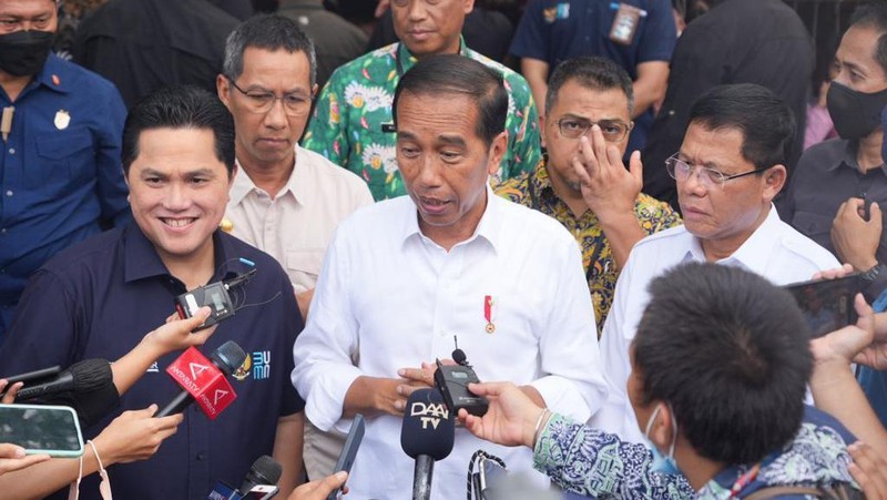 Menteri Badan Usaha Milik Negara (BUMN) Erick Thohir mendampingi Presiden Joko Widodo (Jokowi) kunjungi Pasar Tugu Palsigunung, Kecamatan Cimanggis, Kota Depok, Provinsi Jawa Barat dan Pasar Minggu, Jakarta Selatan untuk meninjau kesiapan dalam menyambut lebaran 2023. (Dok. Istimewa)
