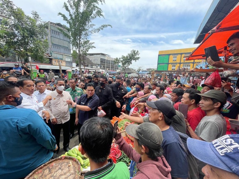 Menteri Badan Usaha Milik Negara (BUMN) Erick Thohir mendampingi Presiden Joko Widodo (Jokowi) kunjungi Pasar Tugu Palsigunung, Kecamatan Cimanggis, Kota Depok, Provinsi Jawa Barat dan Pasar Minggu, Jakarta Selatan untuk meninjau kesiapan dalam menyambut lebaran 2023. Menteri Badan Usaha Milik Negara (BUMN) Erick Thohir mendampingi Presiden Joko Widodo (Jokowi) kunjungi Pasar Tugu Palsigunung, Kecamatan Cimanggis, Kota Depok, Provinsi Jawa Barat dan Pasar Minggu, Jakarta Selatan untuk meninjau kesiapan dalam menyambut lebaran 2023. (Dok. Istimewa)