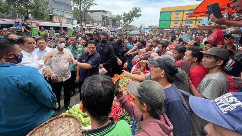 Menteri Badan Usaha Milik Negara (BUMN) Erick Thohir mendampingi Presiden Joko Widodo (Jokowi) kunjungi Pasar Tugu Palsigunung, Kecamatan Cimanggis, Kota Depok, Provinsi Jawa Barat dan Pasar Minggu, Jakarta Selatan untuk meninjau kesiapan dalam menyambut lebaran 2023. (Dok. Istimewa)