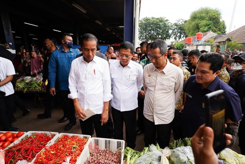 Menteri Badan Usaha Milik Negara (BUMN) Erick Thohir mendampingi Presiden Joko Widodo (Jokowi) kunjungi Pasar Tugu Palsigunung, Kecamatan Cimanggis, Kota Depok, Provinsi Jawa Barat dan Pasar Minggu, Jakarta Selatan untuk meninjau kesiapan dalam menyambut lebaran 2023. Menteri Badan Usaha Milik Negara (BUMN) Erick Thohir mendampingi Presiden Joko Widodo (Jokowi) kunjungi Pasar Tugu Palsigunung, Kecamatan Cimanggis, Kota Depok, Provinsi Jawa Barat dan Pasar Minggu, Jakarta Selatan untuk meninjau kesiapan dalam menyambut lebaran 2023. (Dok. Istimewa)