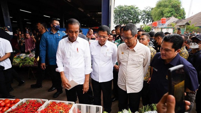 Menteri Badan Usaha Milik Negara (BUMN) Erick Thohir mendampingi Presiden Joko Widodo (Jokowi) kunjungi Pasar Tugu Palsigunung, Kecamatan Cimanggis, Kota Depok, Provinsi Jawa Barat dan Pasar Minggu, Jakarta Selatan untuk meninjau kesiapan dalam menyambut lebaran 2023. (Dok. Istimewa)