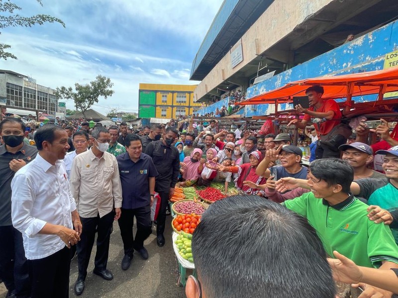Menteri Badan Usaha Milik Negara (BUMN) Erick Thohir mendampingi Presiden Joko Widodo (Jokowi) kunjungi Pasar Tugu Palsigunung, Kecamatan Cimanggis, Kota Depok, Provinsi Jawa Barat dan Pasar Minggu, Jakarta Selatan untuk meninjau kesiapan dalam menyambut lebaran 2023. Menteri Badan Usaha Milik Negara (BUMN) Erick Thohir mendampingi Presiden Joko Widodo (Jokowi) kunjungi Pasar Tugu Palsigunung, Kecamatan Cimanggis, Kota Depok, Provinsi Jawa Barat dan Pasar Minggu, Jakarta Selatan untuk meninjau kesiapan dalam menyambut lebaran 2023. (Dok. Istimewa)