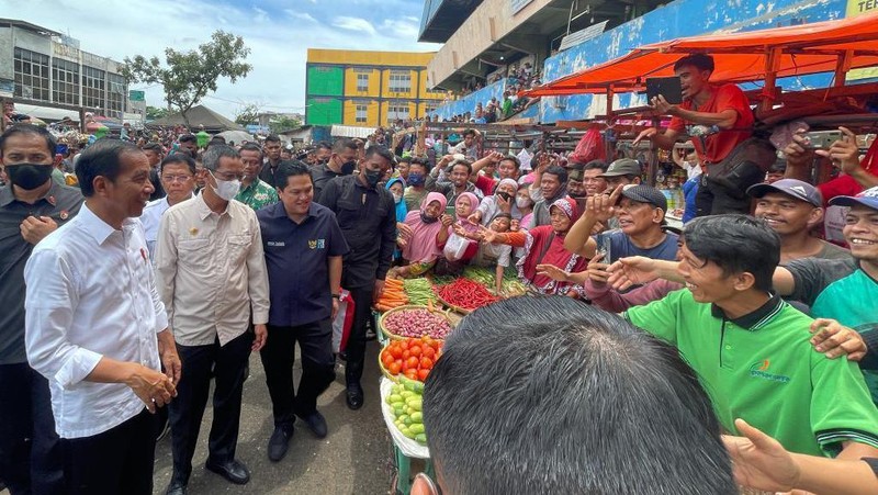 Menteri Badan Usaha Milik Negara (BUMN) Erick Thohir mendampingi Presiden Joko Widodo (Jokowi) kunjungi Pasar Tugu Palsigunung, Kecamatan Cimanggis, Kota Depok, Provinsi Jawa Barat dan Pasar Minggu, Jakarta Selatan untuk meninjau kesiapan dalam menyambut lebaran 2023. (Dok. Istimewa)