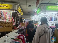 Pengunjung Tanah Abang Ramai Sih Tapi Irit Belanja Baju Baru