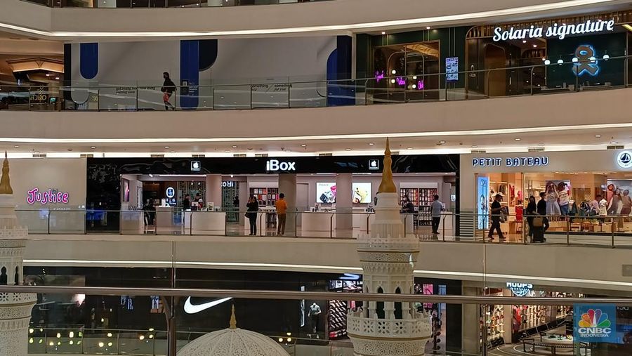 Pengelola pusat perbelanjaan terus berputar otak dalam memanfaatkan momentum libur lebaran. Hal ini tak lepas dari menguatnya daya beli akibat cairnya tunjangan hari raya (THR) dalam beberapa hari terakhir. Salah satunya pusat perbelanjaan di pusat kota Jakarta yakni Senayan City. (CNBC Indonesia/Ferry Sandi)