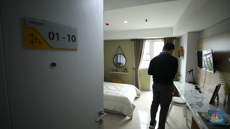 Petugas merapikan ruangan di Apartemen Semesta Mahata di Margonda, Depok, Jawa Barat, Kamis (13/4/2023). Petugas merapikan ruangan di Apartemen Semesta Mahata di Margonda, Depok, Jawa Barat, Kamis (13/4/2023). (CNBC Indonesia/Tri Susilo)