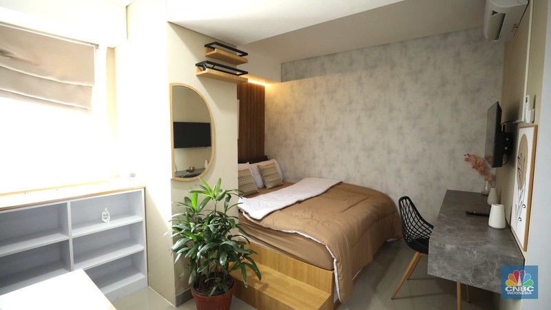 Petugas merapikan ruangan di Apartemen Semesta Mahata di Margonda, Depok, Jawa Barat, Kamis (13/4/2023). (CNBC Indonesia/Tri Susilo)
