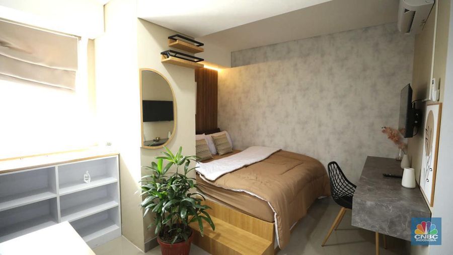 Petugas merapikan ruangan di Apartemen Semesta Mahata di Margonda, Depok, Jawa Barat, Kamis (13/4/2023). (CNBC Indonesia/Tri Susilo)