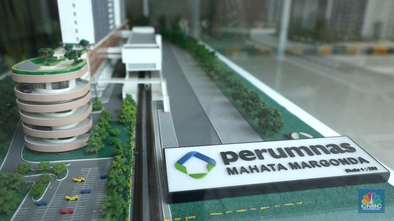 Petugas merapikan ruangan di Apartemen Semesta Mahata di Margonda, Depok, Jawa Barat, Kamis (13/4/2023). (CNBC Indonesia/Tri Susilo)