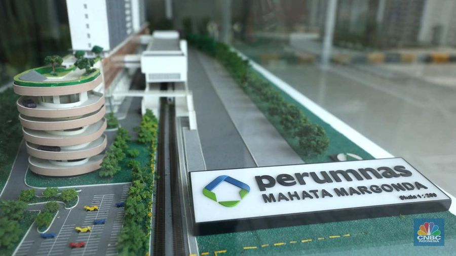 Petugas merapikan ruangan di Apartemen Semesta Mahata di Margonda, Depok, Jawa Barat, Kamis (13/4/2023). (CNBC Indonesia/Tri Susilo)