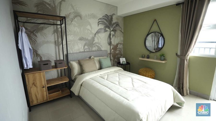 Petugas merapikan ruangan di Apartemen Semesta Mahata di Margonda, Depok, Jawa Barat, Kamis (13/4/2023). (CNBC Indonesia/Tri Susilo)