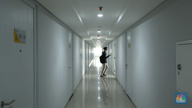 Petugas merapikan ruangan di Apartemen Semesta Mahata di Margonda, Depok, Jawa Barat, Kamis (13/4/2023). (CNBC Indonesia/Tri Susilo)