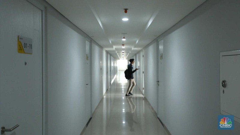 Petugas merapikan ruangan di Apartemen Semesta Mahata di Margonda, Depok, Jawa Barat, Kamis (13/4/2023). (CNBC Indonesia/Tri Susilo)