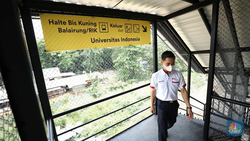 Petugas merapikan ruangan di Apartemen Semesta Mahata di Margonda, Depok, Jawa Barat, Kamis (13/4/2023). (CNBC Indonesia/Tri Susilo)