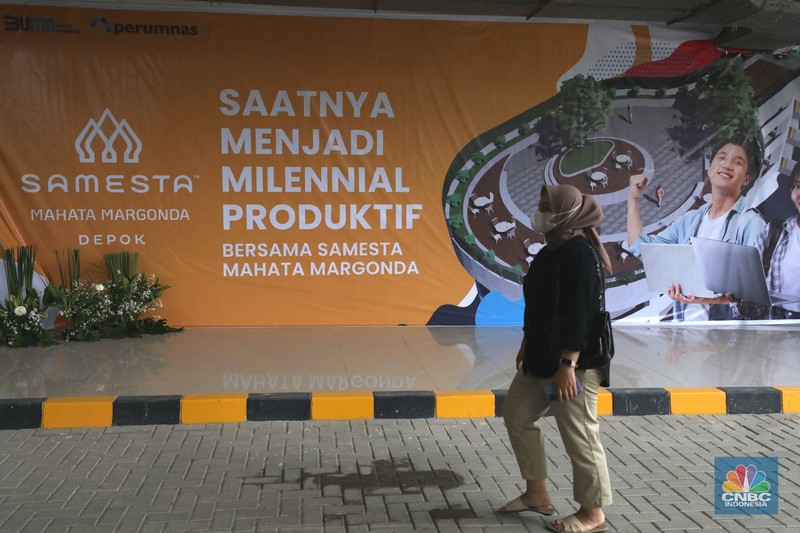 Petugas merapikan ruangan di Apartemen Semesta Mahata di Margonda, Depok, Jawa Barat, Kamis (13/4/2023). (CNBC Indonesia/Tri Susilo)