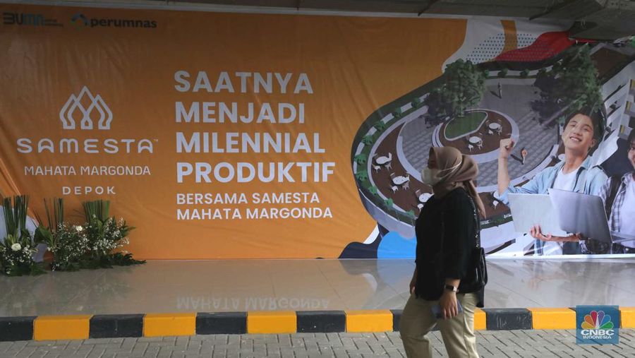 Petugas merapikan ruangan di Apartemen Semesta Mahata di Margonda, Depok, Jawa Barat, Kamis (13/4/2023). (CNBC Indonesia/Tri Susilo)