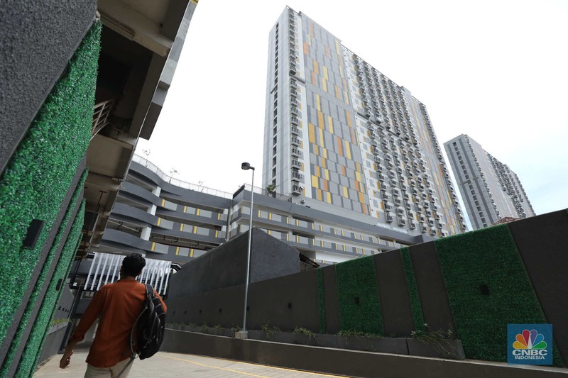 Petugas merapikan ruangan di Apartemen Semesta Mahata di Margonda, Depok, Jawa Barat, Kamis (13/4/2023). (CNBC Indonesia/Tri Susilo)
