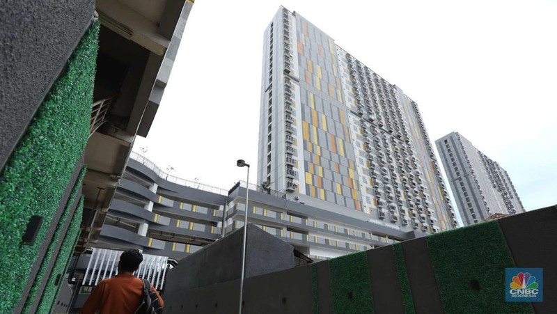 Petugas merapikan ruangan di Apartemen Semesta Mahata di Margonda, Depok, Jawa Barat, Kamis (13/4/2023). (CNBC Indonesia/Tri Susilo)