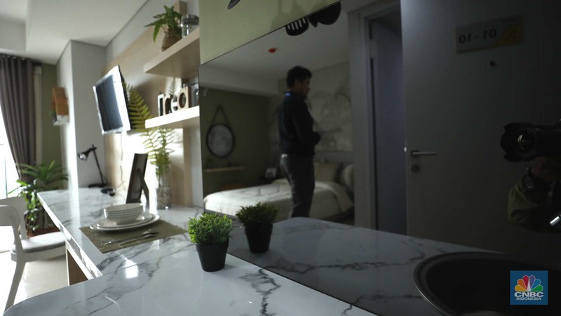 Petugas merapikan ruangan di Apartemen Semesta Mahata di Margonda, Depok, Jawa Barat, Kamis (13/4/2023). (CNBC Indonesia/Tri Susilo)