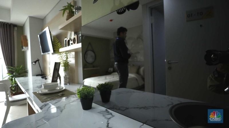 Petugas merapikan ruangan di Apartemen Semesta Mahata di Margonda, Depok, Jawa Barat, Kamis (13/4/2023). (CNBC Indonesia/Tri Susilo)