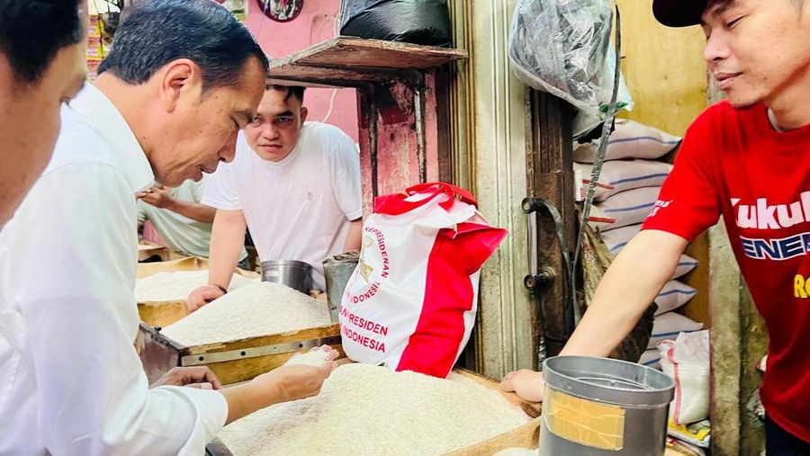 Presiden Joko Widodo melakukan peninjauan ke Pasar Tugu Palsigunung, Kota Depok, Provinsi Jawa Barat pada Kamis, 13 April 2023. Kunjungan Kepala Negara ke pasar tersebut bertujuan untuk mengecek harga bahan pokok menjelang Hari Raya Idulfitri. (Foto: Laily Rachev - Biro Pers Sekretariat Presiden)