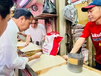 Asiknya Warga Bogor, Dikasih Sembako Gratis dari Jokowi!