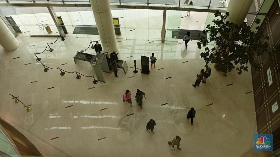 Pusat perbelanjaan di DKI Jakarta mulai ramai jelang lebaran, termasuk mal yang berada di pusat kota Jakarta, yakni Senayan City pada Kamis (13/4/23) siang, mal premium di Jakarta ini terus dikunjungi ketika menjelang sore hari. (CNBC Indonesia/Ferry Sandi)