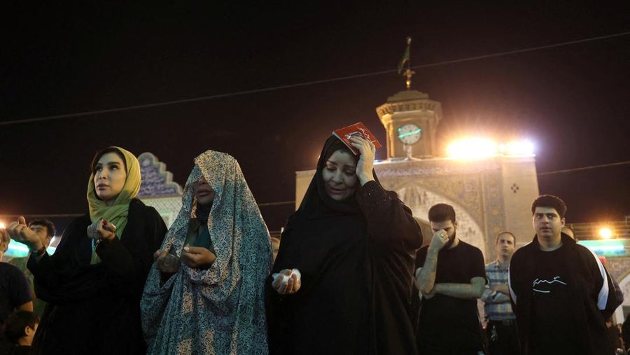 General view of muslims performing evening prayers at the Grand Mosque during the holy month of Ramadan, in the holy city of Mecca, Saudi Arabia, April 11, 2023. Saudi Press Agency/Handout via REUTERS ATTENTION EDITORS - THIS PICTURE WAS PROVIDED BY A THIRD PARTY