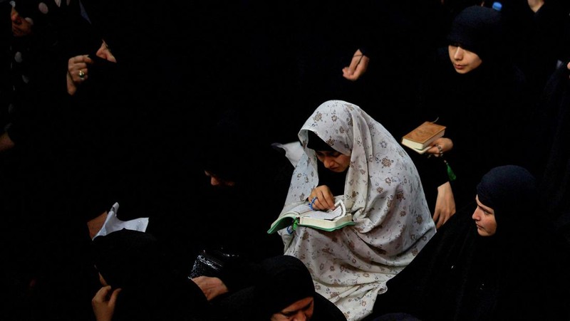 General view of muslims performing evening prayers at the Grand Mosque during the holy month of Ramadan, in the holy city of Mecca, Saudi Arabia, April 11, 2023. Saudi Press Agency/Handout via REUTERS ATTENTION EDITORS - THIS PICTURE WAS PROVIDED BY A THIRD PARTY