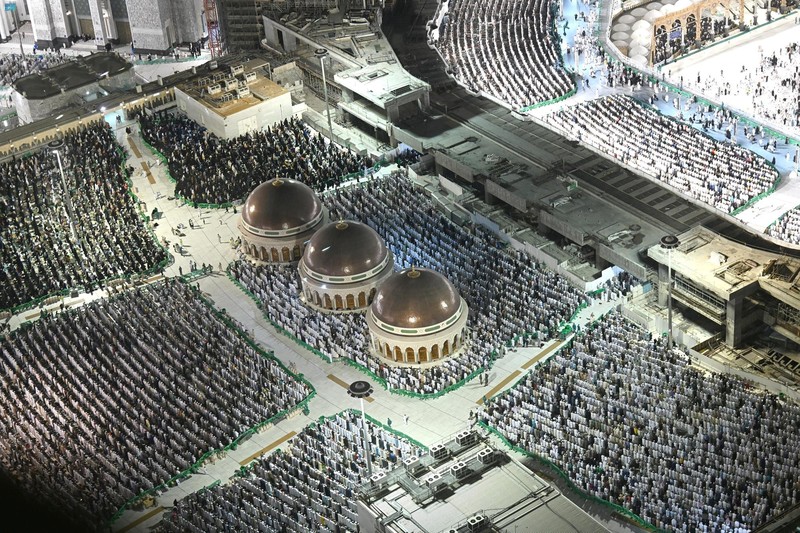 RELIGION-RAMADAN/SAUDI General view of muslims performing evening prayers at the Grand Mosque during the holy month of Ramadan, in the holy city of Mecca, Saudi Arabia, April 11, 2023. Saudi Press Agency/Handout via REUTERS ATTENTION EDITORS - THIS PICTURE WAS PROVIDED BY A THIRD PARTY