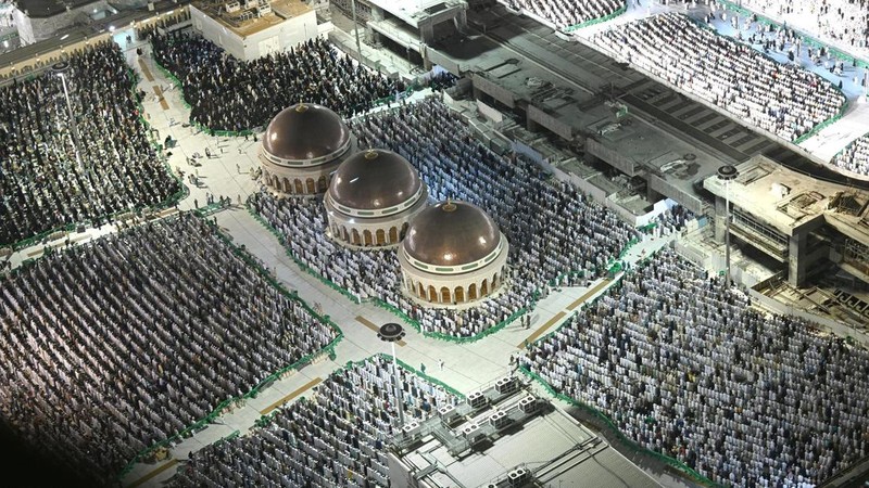 General view of muslims performing evening prayers at the Grand Mosque during the holy month of Ramadan, in the holy city of Mecca, Saudi Arabia, April 11, 2023. Saudi Press Agency/Handout via REUTERS ATTENTION EDITORS - THIS PICTURE WAS PROVIDED BY A THIRD PARTY