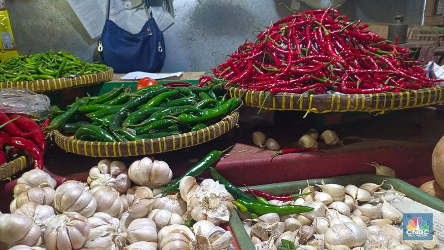 Sembilan hari menjelang lebaran, di Pasar Tebet Timur, Jakarta Selatan, pada hari ini Kamis (13/4/2023) harga cabai rawit merah turun hingga menyentuh Rp 50.000 per kg. Harga tersebut turun signifikan dibandingkan pada pekan lalu yang mencapai Rp 80.000 per kg.