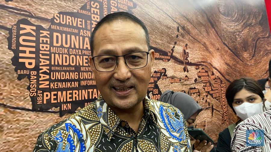 Semuel Abrijani Pangerapan, Dirjen Aptika Kementerian Kominfo. Saat membuka acara Penandatanganan Kerja Sama Pengembangan Natural Language Processing (NLP) antara Direktorat Aplikasi Informatika Kementerian Kominfo dengan Korika BRIN, dia mengaku membacakan teks yang diproduksi oleh AI. (CNBC Indonesia/Novina Bestari)