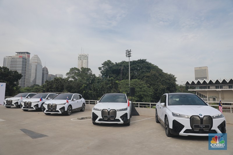 Serah terima 13 unit mobil listrik iX dukung KTT ASEAN Labuan Bajo. (CNBC Indonesia/Muhamad Sabki)