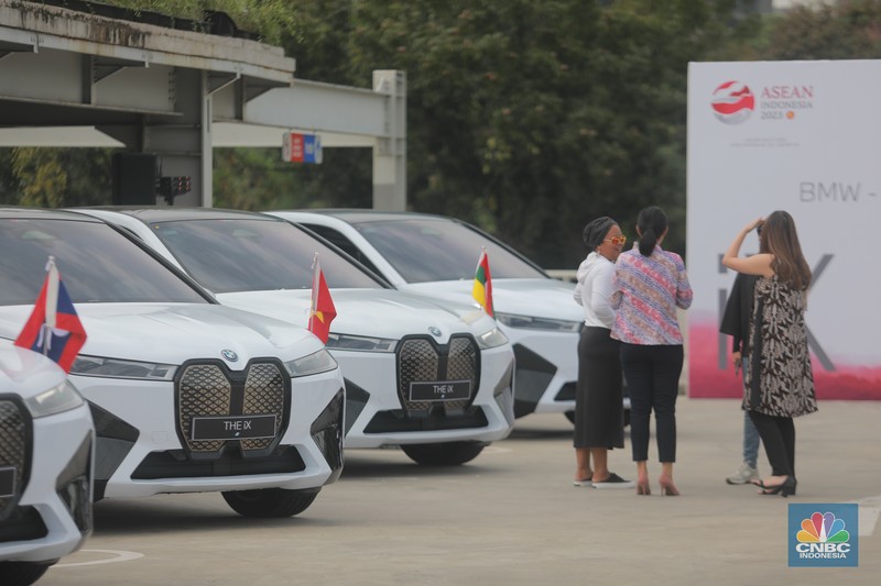 Serah terima 13 unit mobil listrik iX dukung KTT ASEAN Labuan Bajo. (CNBC Indonesia/Muhamad Sabki) Serah terima 13 unit mobil listrik iX dukung KTT ASEAN Labuan Bajo. (CNBC Indonesia/Muhamad Sabki)