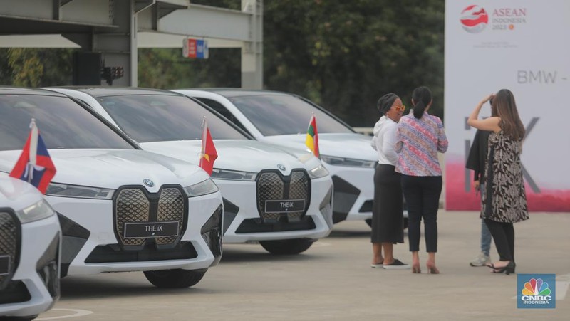 Serah terima 13 unit mobil listrik iX dukung KTT ASEAN Labuan Bajo. (CNBC Indonesia/Muhamad Sabki)