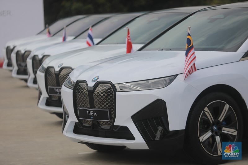 Serah terima 13 unit mobil listrik iX dukung KTT ASEAN Labuan Bajo. (CNBC Indonesia/Muhamad Sabki)